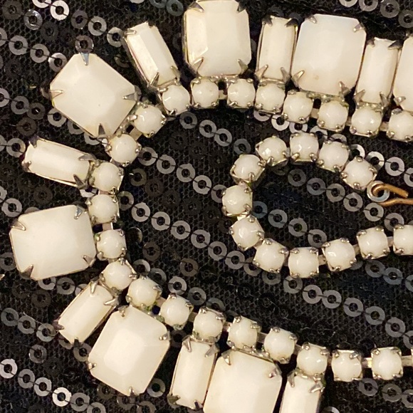 WEISS - vintage 50’s signed necklace w white milk glass rhinestones & hook clasp - Picture 7 of 16